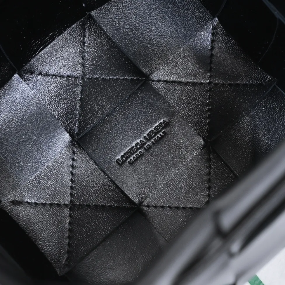 Bottega veneta* new woven small bucket bag latest series # The square bag shape is matched with classic woven elements, drawstring design, minimalism, and has a very large capacity. Every color is beautiful, it is simple and elegant but has a cool style. It can be used by both men and women, and the upper body is fashionable and classy! Style number: 6612# Large size: 19x14x13cm